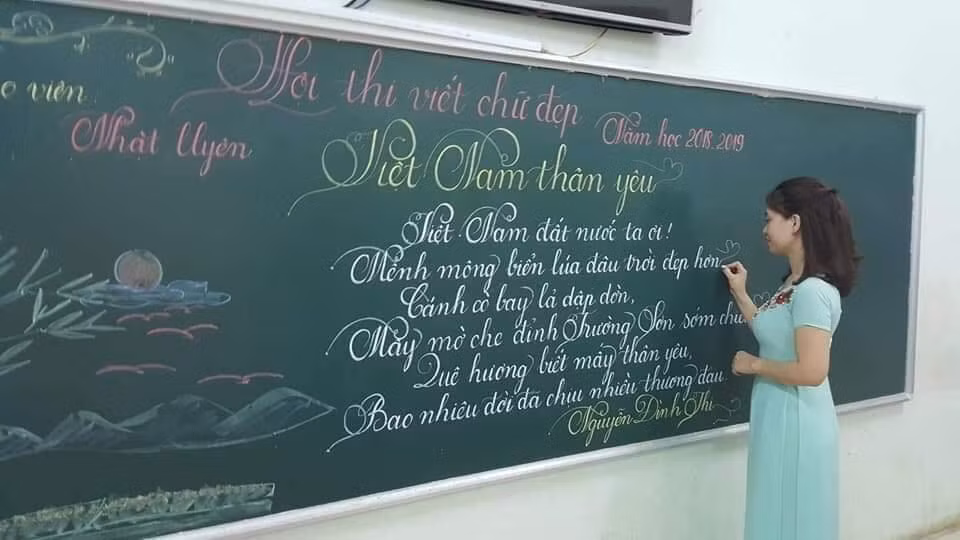 Phần thi viết chữ đẹp của các cô giáo trường Tiểu học Trưng Vương, tỉnh Quảng Trị được dân cư mạng nhanh chóng chia sẻ.