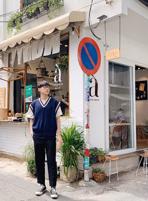 Tri Bùi Đình Hưng, SV ĐH Sư Phạm, mang đến lời nhắn nhủ dễ thương “Các bạn nhớ uống nước đầy đủ, đừng để bị khát nước nha”.