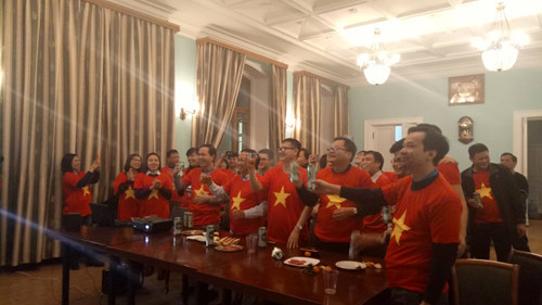 Đại sứ quán Việt Nam tại Nga ăn mừng chiến thắng. Ảnh: TRUNG NGHĨA VÕ.