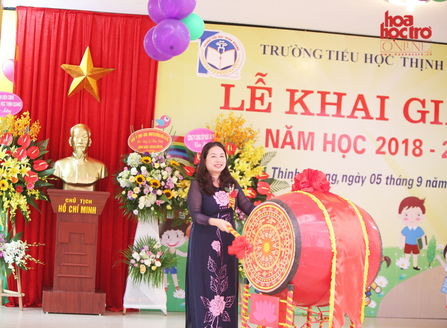 Cô Hiệu trưởng nổi hồi trống báo hiệu năm học mới đã bắt đầu.