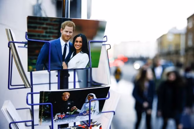 Ảnh lưu niệm Harry và Meghan ở bên ngoài Điện Buckingham ở London. Ảnh: Reuters.