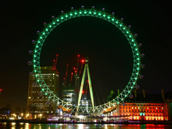 London Eye trong màu xanh truyền thống kỷ niệm Quốc khánh Ireland 2017