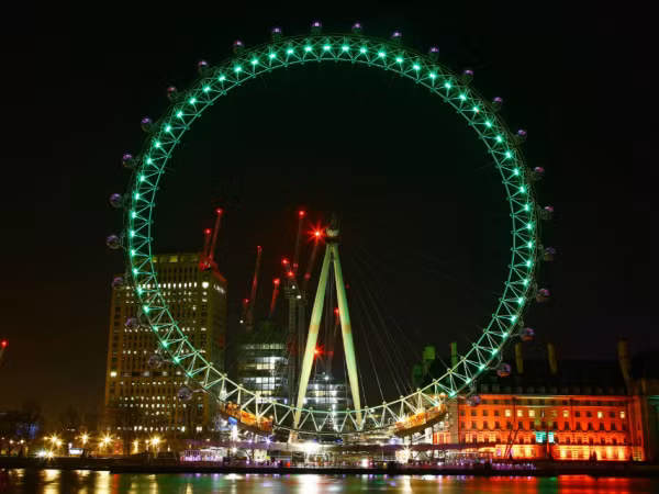 London Eye trong màu xanh truyền thống kỷ niệm Quốc khánh Ireland 2017