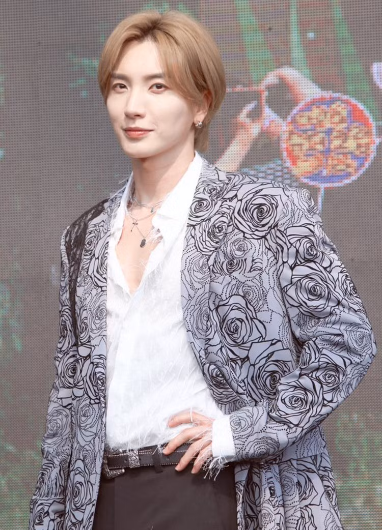 Thủ lĩnh Leeteuk của Super Junior gây sốt khi comeback với mái tóc màu vàng sáng, để mái dài rẽ ngôi cực hợp trend.