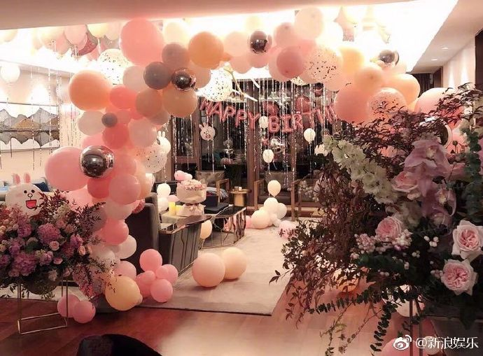 Phòng khách được trang trí lộng lẫy bằng hoa và bóng bay.