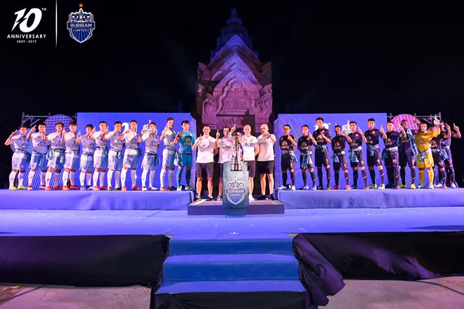 Toàn bộ thành viên của CLB Buriram đã có mặt ở sự kiện, cùng chủ tịch và ban huấn luyện. Hai chiếc cúp gần nhất mà CLB này giành được cũng được bày ở vị trí rất trang trọng.
