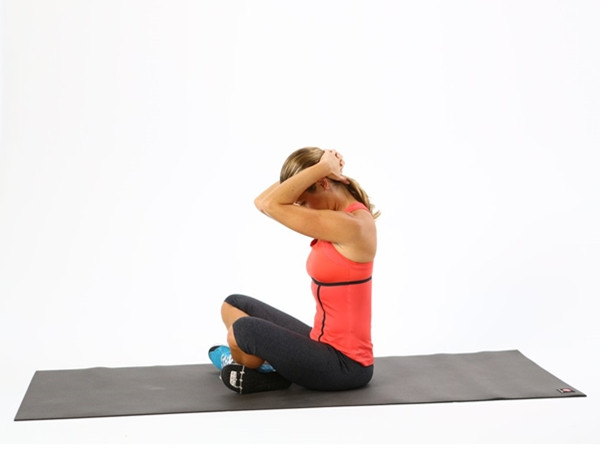 Động tác này giúp căng sau cổ và lưng trên.