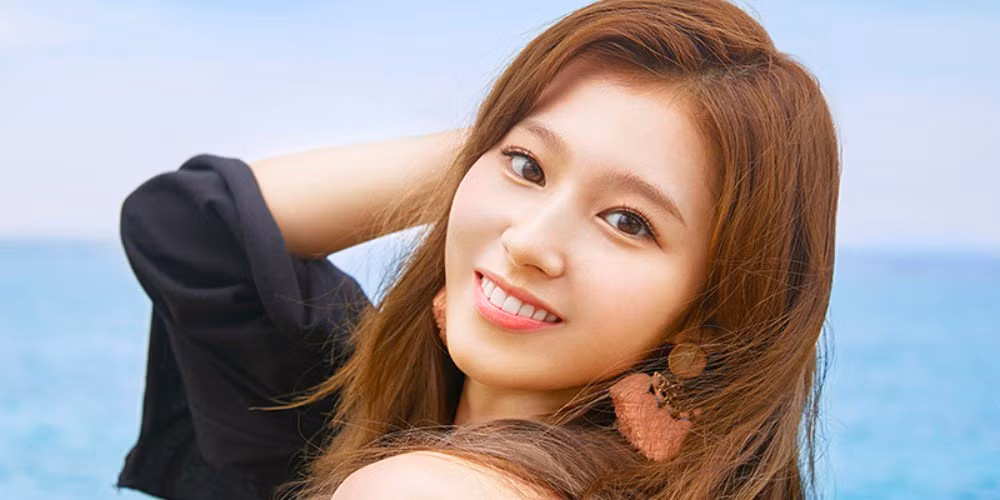 Nếu không phải là một thần tượng thì nghề nghiệp mơ ước của Sana (TWICE) là trở thành một giáo viên mẫu giáo! Thật dễ thương phải không nào? Những idol cũng hứng thú với việc trở thành giáo viên còn có Chen (EXO) và Jinyoung (GOT7).
