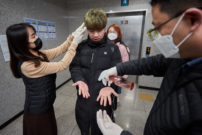 Nhiều du học sinh Trung Quốc lâm vào tình cảnh không có chỗ ở khi nhà trường cấm cửa và không có bạn bè để xin ở nhờ. Ảnh: Hani.