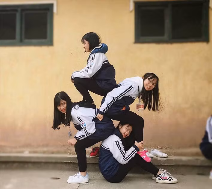 Xếp chồng người lên nhau.