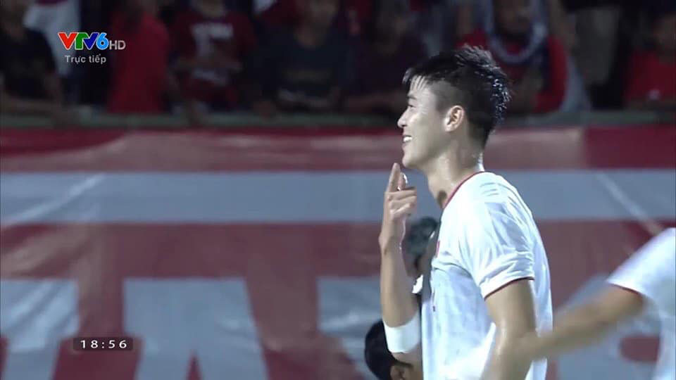 Hành động dễ thương của Duy Mạnh sau khi ghi bàn.