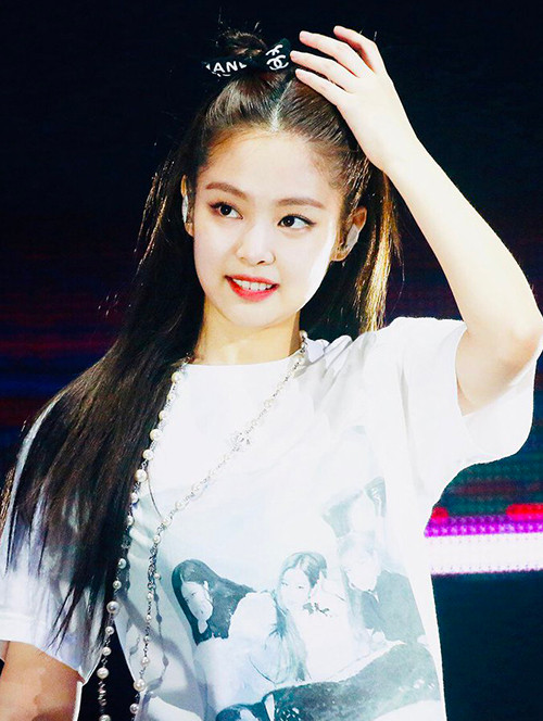 Chỉ là sợi ruy băng trắng đen đơn giản thôi mà giúp cho mái tóc của Jennie nhìn nổi bật, cá tính hơn hẳn. Không chỉ dùng dây buộc tóc đặc biệt này trong đời thường mà Jennie còn mang lên cả sân khấu.