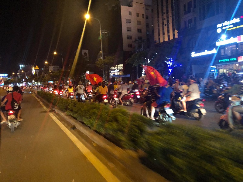 Hàng đoàn người di chuyển với cờ đỏ sao vàng phấp phới tung bay trên đường Điện Biên Phủ, Quận Bình Thạnh, TP.HCM. Hàng đoàn người di chuyển với cờ đỏ sao vàng phấp phới tung bay trên đường Điện Biên Phủ, Quận Bình Thạnh, TP.HCM.