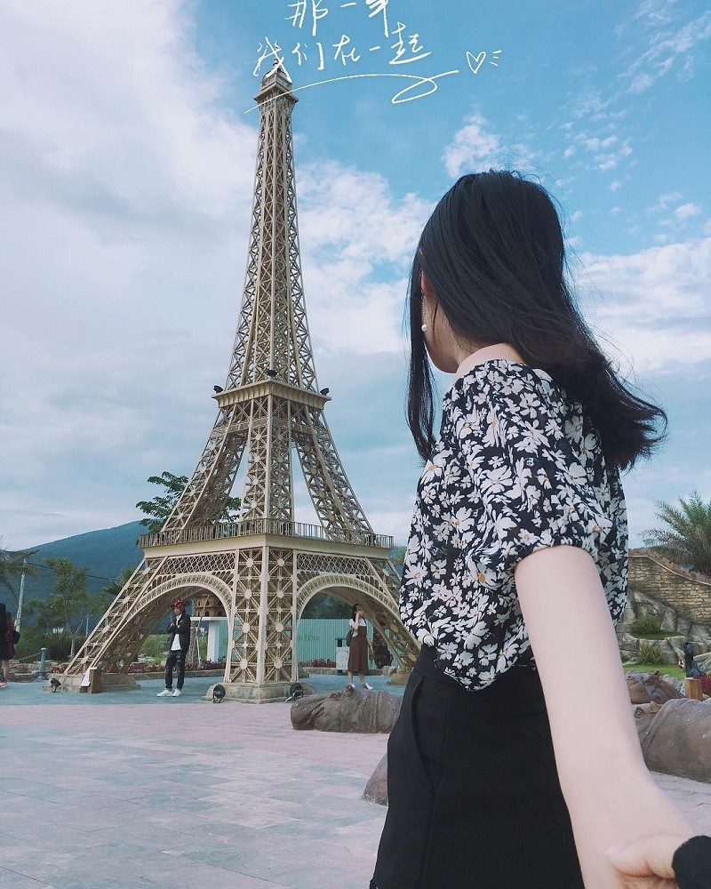 Mô hình tháp Eiffel ở công viên Kỳ quan thế giới (Đà Nẵng)... (Ảnh: @tran.t.thu.thao)
