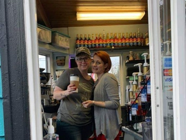 Cô Pixie và một nhân viên cùng làm việc tại tiệm của ông bà McAdams.