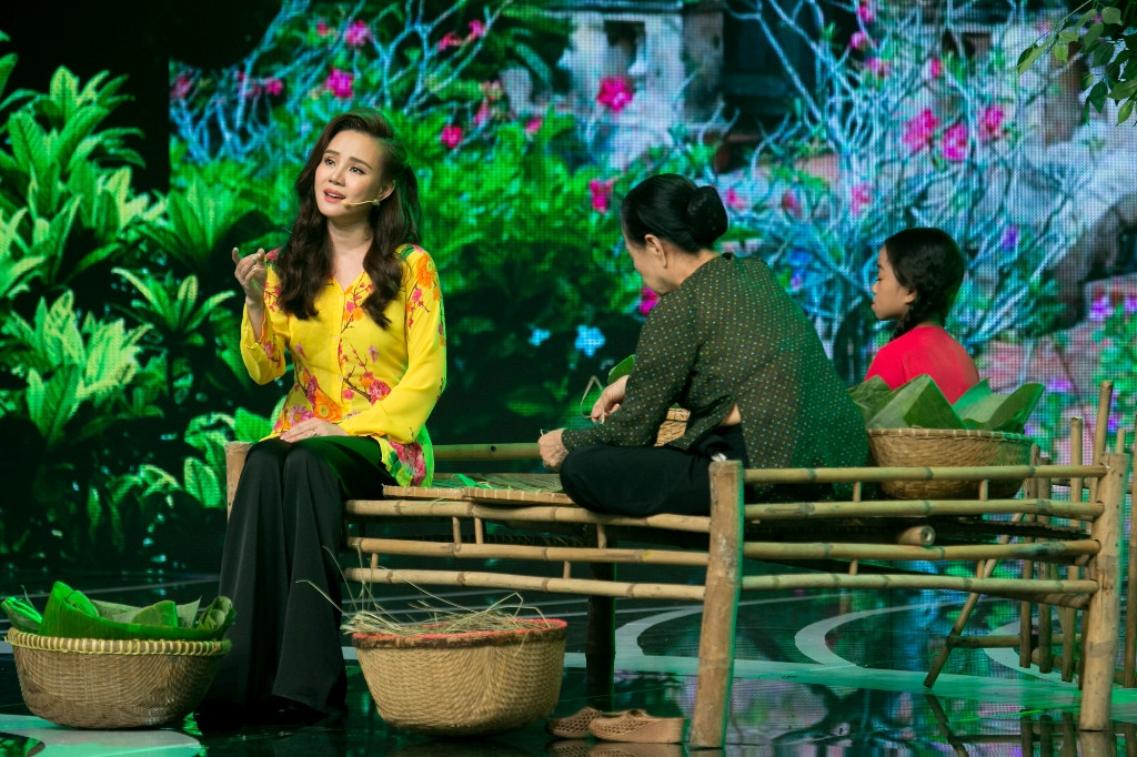 Vy Oanh song ca cùng Nguyên Vũ trong hoạt cảnh đầy xúc động và ý nghĩa trong ca khúc Quê tôi hay bộ ba Uyên Trang, Khánh Ngọc, Hoàng Châu cũng mang đến màu sắc Tết cổ truyền với Liên khúc dân ca Tết Phương Nam biểu diễn múa nón đẹp mắt cùng vũ đoàn.