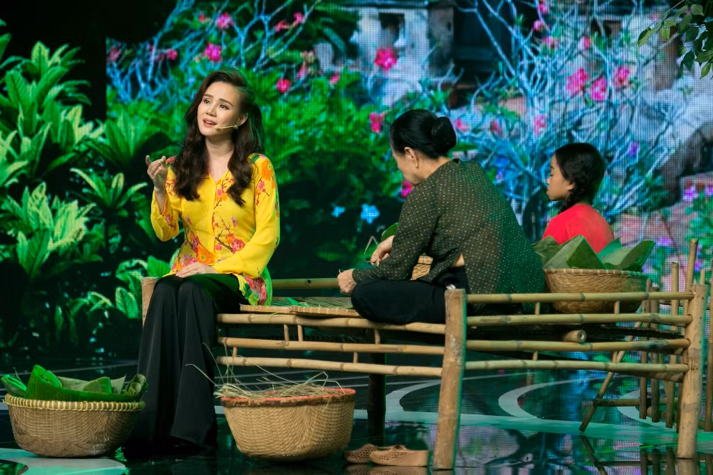 Vy Oanh song ca cùng Nguyên Vũ trong hoạt cảnh đầy xúc động và ý nghĩa trong ca khúc Quê tôi hay bộ ba Uyên Trang, Khánh Ngọc, Hoàng Châu cũng mang đến màu sắc Tết cổ truyền với Liên khúc dân ca Tết Phương Nam biểu diễn múa nón đẹp mắt cùng vũ đoàn.