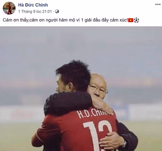 Còn tiền đạo Hà Đức Chinh đăng tải hình ảnh với thầy Park và viết: "Cảm ơn thầy, cảm ơn người hâm mộ vì một giải đấu đầy cảm xúc".