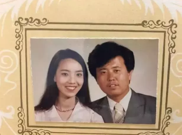 Người vợ xinh đẹp với gương mặt nhỏ nhắn, trắng trẻo và nụ cười tươi tắn đối lập hoàn toàn với người chồng kế bên.