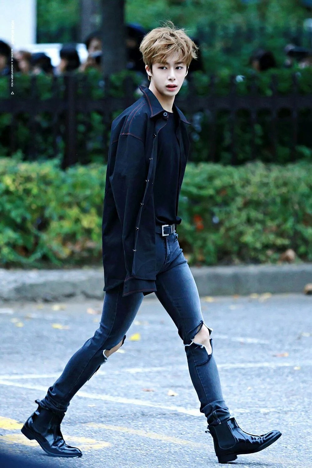 Người khác có thể ngại bị chụp khi đang di chuyển, nhưng đây lại là cơ hội để Hyungwon khoe được đôi chân đẳng cấp của mình.