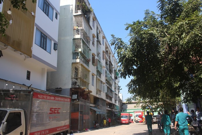 Chung cư 518 Võ Văn Kiệt nghiêng 45cm, theo kết quả kiểm định của Sở xây dựng. (Ảnh: Trần Tiến)