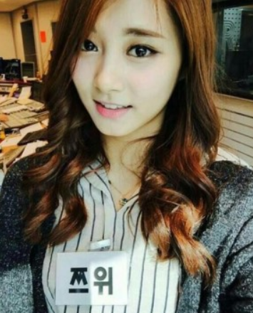 Các thành viên khác của TWICE tiết lộ Tzuyu là nhân vật chăm chỉ chụp selfie nhất nhóm, nhưng cũng trình độ cũng kém nhất.