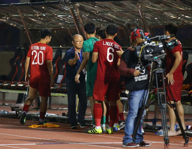 Thầy Park bắt tay các cầu thủ ở khu vực kỹ thuật.