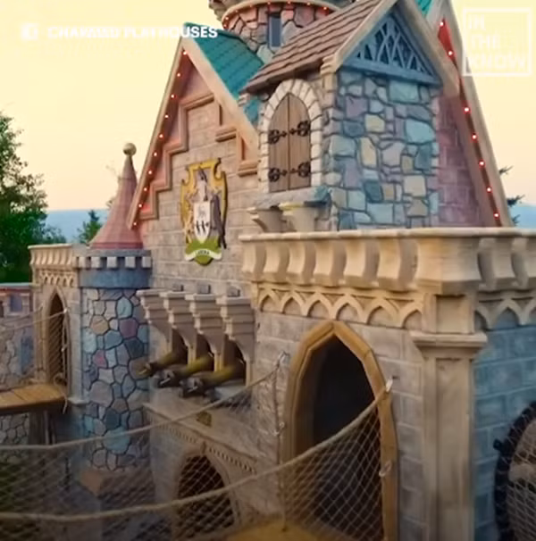 Lâu đài cổ với những chiếc cầu treo lấy cảm hứng từ Disneyland dành cho Sleeping Beauty.