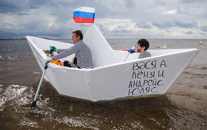 Thuyền “giấy” khổng lồ gợi lại ước mơ thuở bé của nhiều người muốn hóa thành tí hon để leo lên chiếc thuyền giấy của mình ngao du khắp nơi.