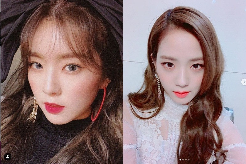 Khi chụp ảnh với biểu cảm lạnh lùng, họ cũng giống nhau như lột.