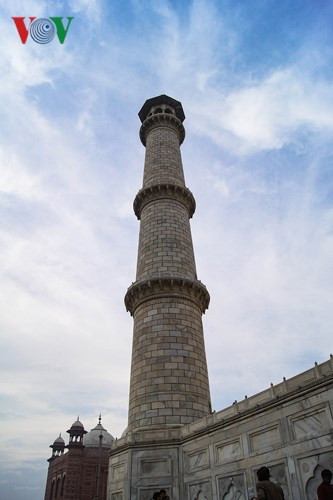 Tòa tháp bố trí tại mỗi góc hình vuông của khu lăng mộ, phỏng theo mô hình của các giáo đường Hồi giáo. Mỗi tòa tháp có chiều cao khoảng 40m.