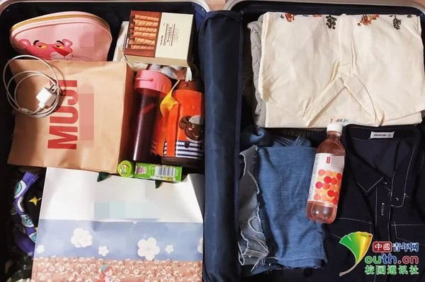 Rất nhiều quần áo ấm, đồ ăn vặt, nhu yếu phẩm hàng ngày.