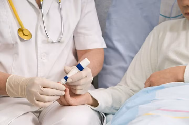 Caffeine làm giảm nguy cơ mắc bệnh tiểu đường loại 2: Bệnh tiểu đường loại 2 là phổ biến và ảnh hưởng đến khoảng 300 triệu người trên toàn thế giới. Các nghiên cứu đã chỉ ra rằng những người uống một ly cà phê hàng ngày có thể giảm 7% nguy cơ mắc bệnh tiểu đường loại 2.