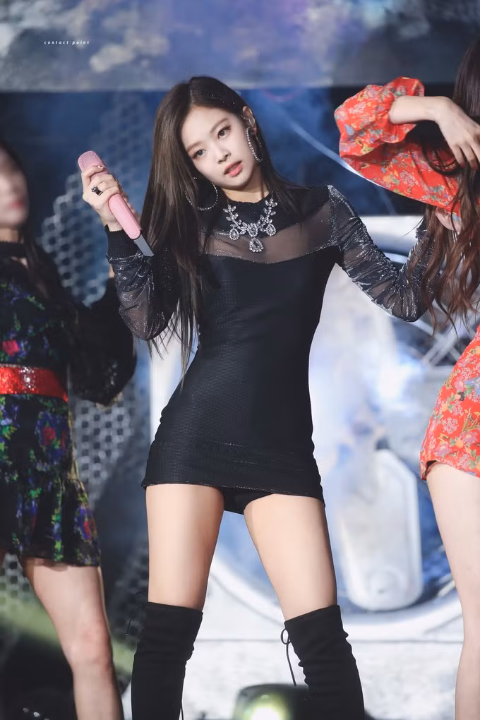 Chẳng thế mà stylist của công ty YG Ent thường lựa chọn cho Jennie những bộ đầm ngắn, cộc, ôm sát hết mức có thể.