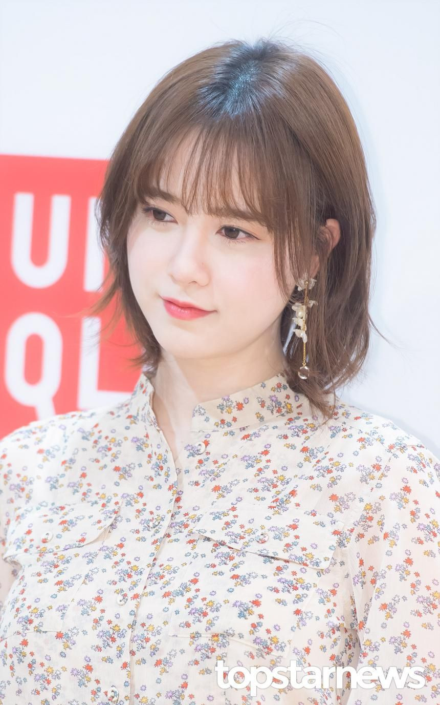Nhìn Goo Hye Sun, chẳng ai ngờ cô gái trẻ trung này đã 34 tuổi rồi. Vóc dáng nhỏ nhắn, gương mặt bầu bĩnh, nước da trắng mịn như sứ và đôi mắt to tròn giúp cho Goo Hye Sun trẻ hơn tuổi thật của mình rất nhiều.