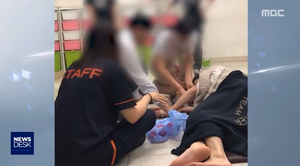 Các giám sát viên của Lotte World chỉ đưa Hwang vào phòng nghỉ nhân viên thay vì đến bệnh viện.