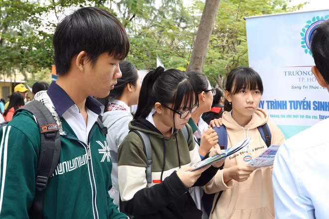 Học sinh lớp 12 tỉnh Bình Thuận. Ảnh: LÊ THANH.