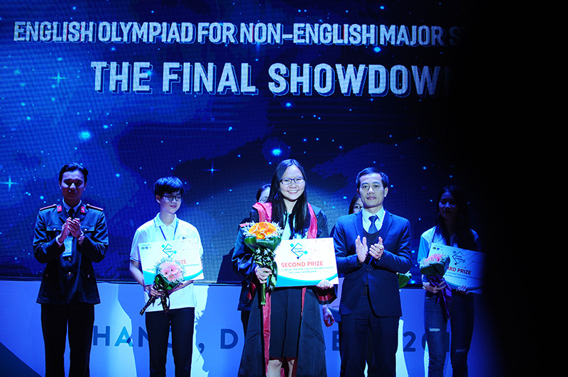 BTC trao giải Nhì cho đội thi Trường Đại học Kinh tế - Luật, ĐHQG TP.HCM.