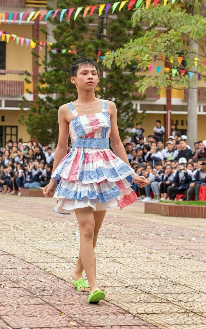 Bao đựng cám nuôi heo của bà cũng có ngày được tỏa sáng Bao đựng cám nuôi heo của bà cũng có ngày được tỏa sáng