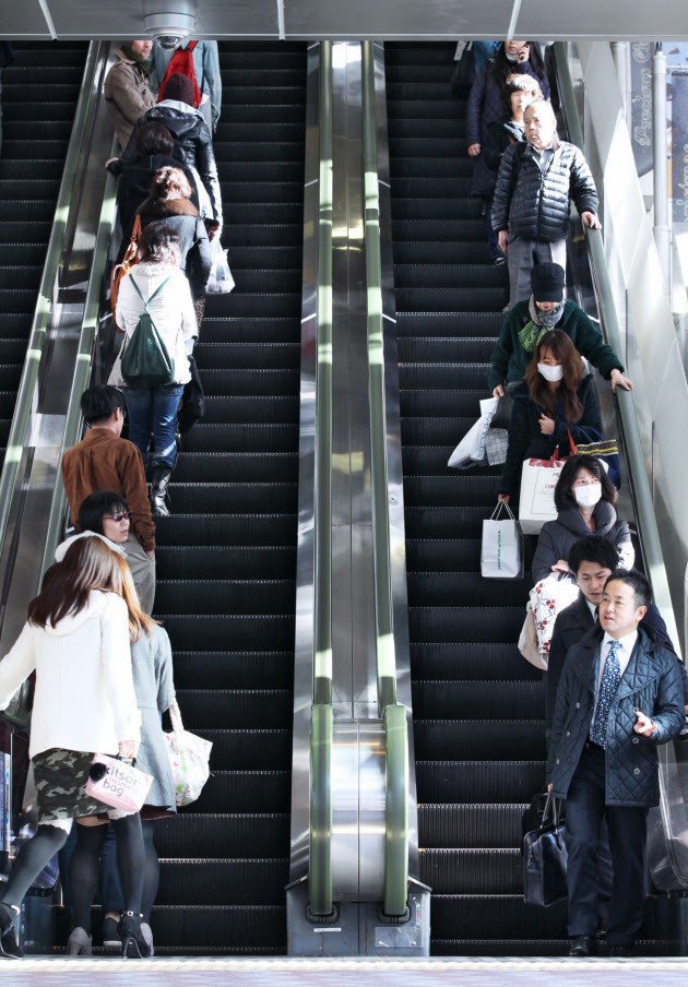 Người Nhật có thói quen đứng hẳn về phía bên trái để nhường lối cho người đi bộ trên thang cuốn