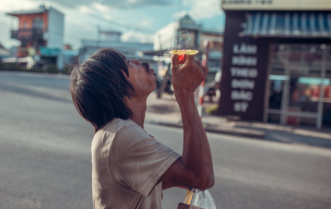 Ông vừa đi, vừa thôi bong bóng xà phòng thật hồn nhiên như đứa trẻ vậy!
