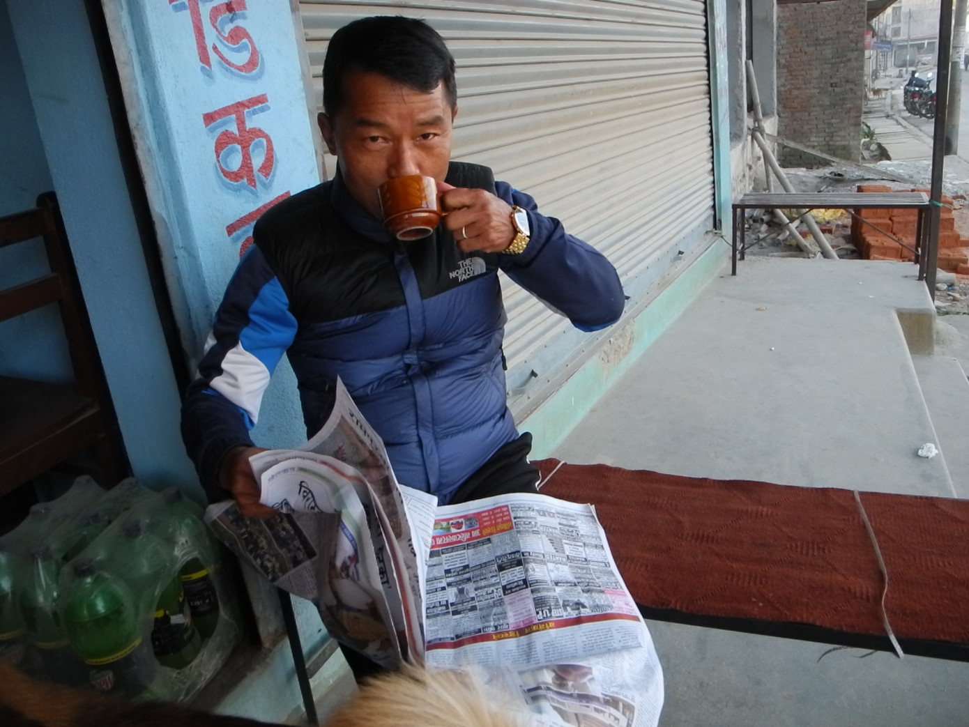 Vừa nhâm nhi trà sữa vừa đọc báo