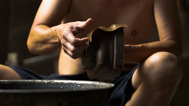 Miếng sáp, hỗn hợp hòa trộn giữa sáp nến và sáp ong, được ngâm vào nước ấm cho mềm và áp vào khuôn đất.