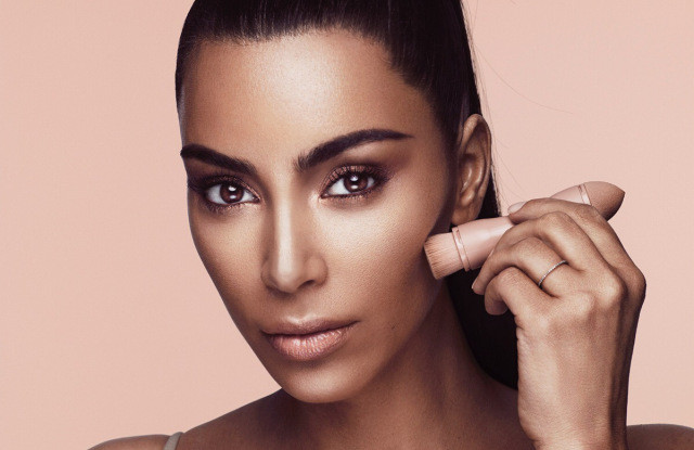 Kim Kardashian West - tuổi 38 nắm giữ "đế chế" KWW Beauty và cả thế giới trong tay ảnh 1 Kim Kardashian West - tuổi 38 nắm giữ "đế chế" KWW Beauty và cả thế giới trong tay ảnh 1