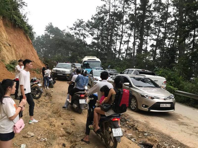 Đường lên thị trấn Tam Đảo còn đang thi công, chưa hoàn thiện, nhiều đoạn đường đất bụi bẩn cảng khiến người lên thấy khó chịu.