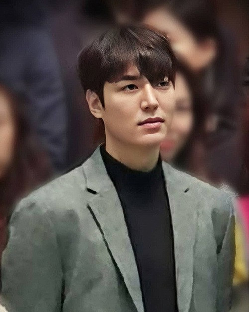 Mới đây, Lee Min Ho gây xôn xao khi xuất hiện trong một đám cưới người bạn thân. Tuy chỉ là một trong số hàng trăm khách mời, nhưng Lee Min Ho vẫn nổi bần bật nhờ vóc dáng cao ráo và khuôn mặt đẹp trai đúng chuẩn nam thần.