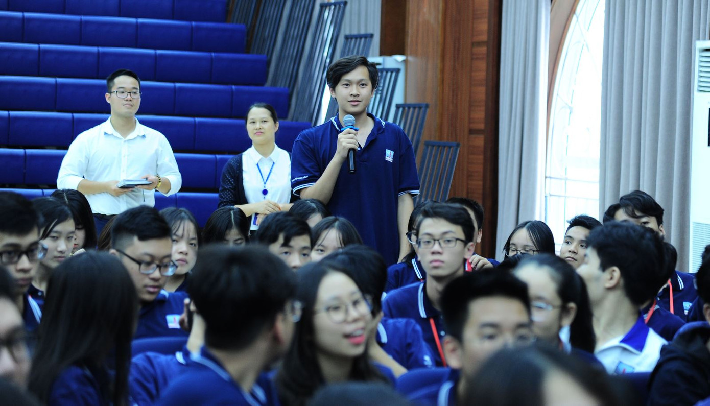 Học sinh Nguyễn Siêu trả lời các câu hỏi về đất nước, con người và nền học vấn New Zealand.