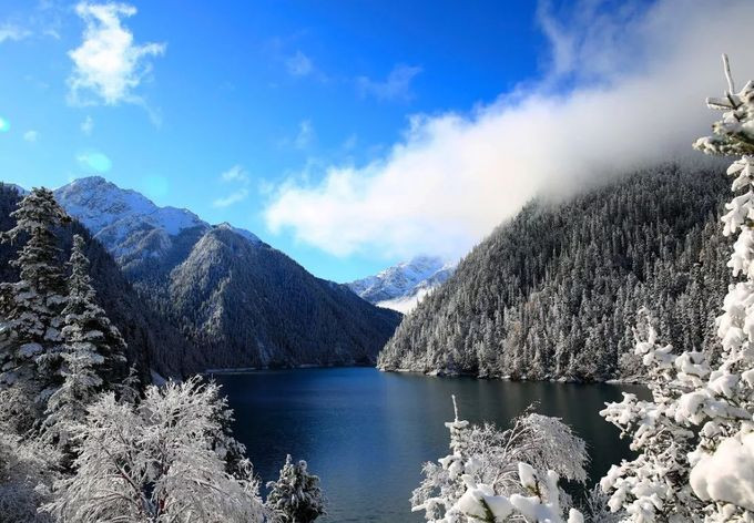 Khung cảnh đẹp như chốn bồng lai tiên cảnh tại khu bảo tồn thiên nhiên Cửu Trại Châu, tỉnh Tứ Xuyên.