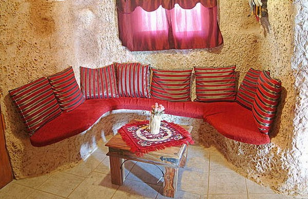 Một chiếc bàn khác trong ngôi nhà để tiếp khách đến chơi với phần lưng dựa vào vách đá.