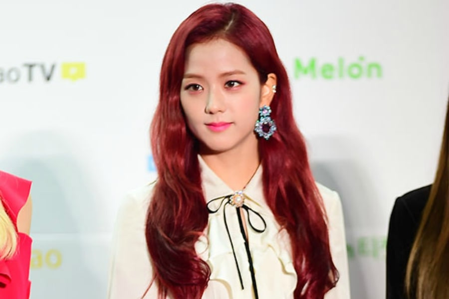 Jisoo (Black Pink) đã quá quen thuộc với mái tóc sẫm màu đậm chất dịu dàng nữ tính. Nhưng Jisoo cũng có lần kết thân với tóc đỏ, và nhìn ấn tượng lạ lẫm hơn rất nhiều.